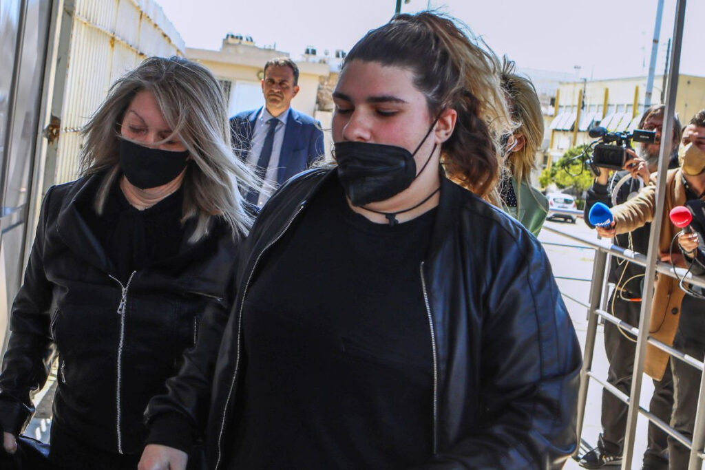 Στη ΓΑΔΑ η Δήμητρα Πισπιρίγκου για να καταθέσει – Την γιούχαραν κατά την είσοδο της