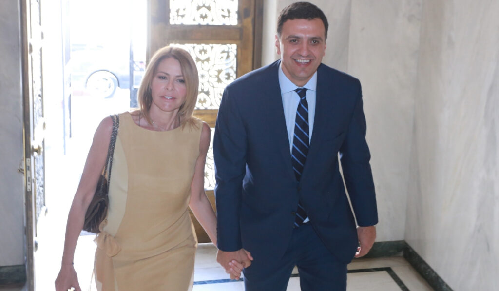 Η οικογενειακή φωτογραφία Κικίλια και Μπαλατσινού με τον γιο τους στην παραλία