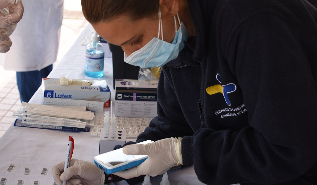 Κρούσματα σήμερα 26/9: Πορεία ανόδου και η νέα μετάλλαξη R.1
