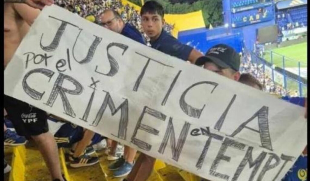 Οπαδοί της Μπόκα Τζούνιορς σήκωσαν πανό για τα Τέμπη