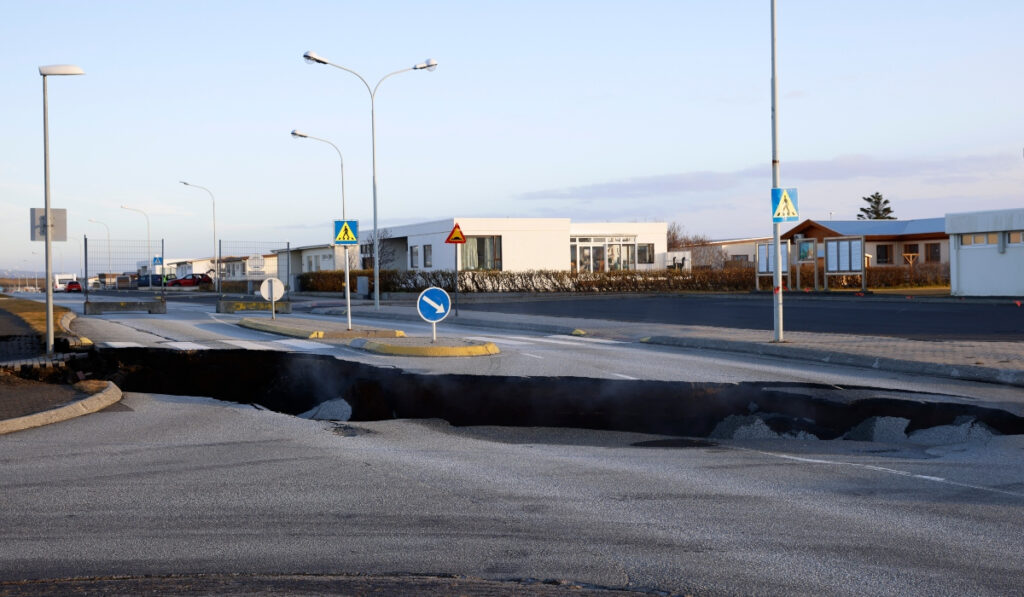 Τρέμει η γη στην Ισλανδία: 900 σεισμοί σε 24 ώρες λόγω του ηφαιστείου – Συγκλονιστικά βίντεο