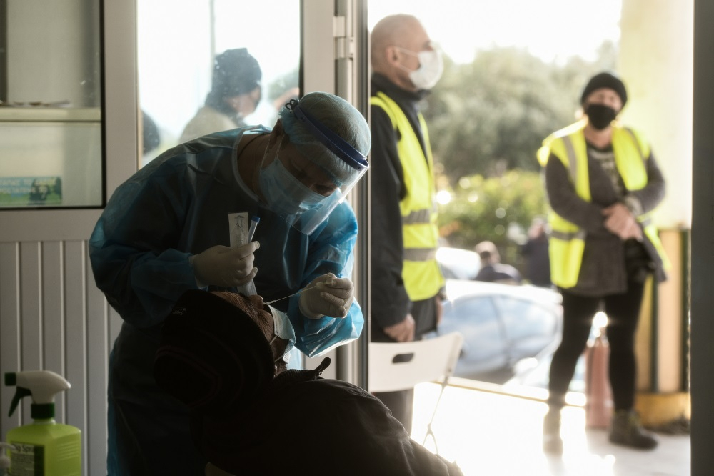Κρούσματα σήμερα 13/1: Φόβοι για απότομη έκρηξη και η ανακοίνωση του ΕΟΔΥ