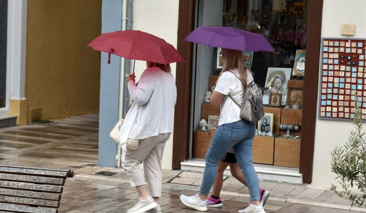 Καιρός: Πότε θα «χτυπήσουν» βροχές και καταιγίδες – Όλες οι περιοχές (χάρτες)