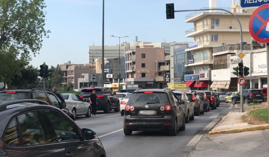 Κίνηση στους δρόμους: «Έμφραγμα» στην Κηφισίας – Δεν λειτουργούν φανάρια