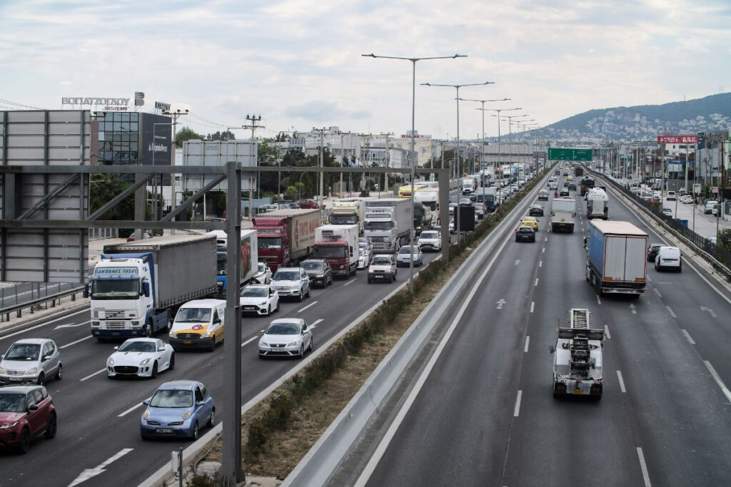 Σε μια λωρίδα η κυκλοφορία στη Λεωφόρο Αθηνών – Έσπασε αγωγός της ΕΥΔΑΠ