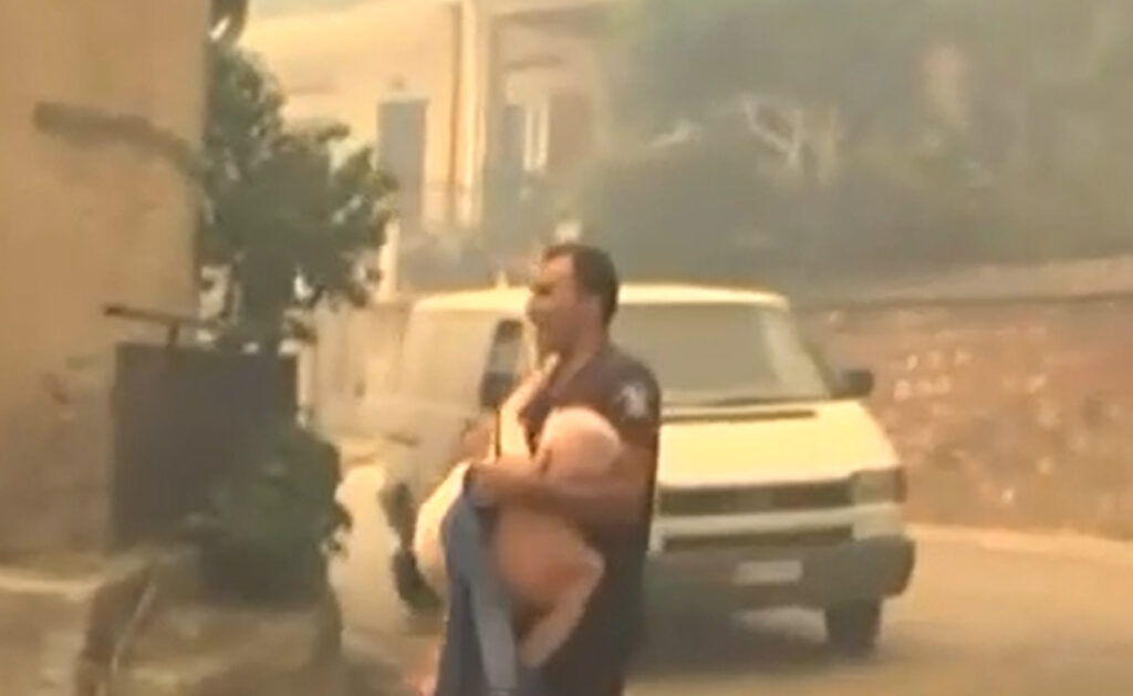 Φωτιά στην Πάτρα: Αστυνομικός παίρνει αγκαλιά ηλικιωμένο για να τον σώσει – Συγκλονιστικό βίντεο