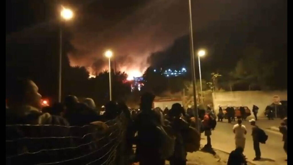Σάμος: Φωτιά σε καταυλισμό προσφύγων – Νύχτα με συμπλοκές και ταραχές