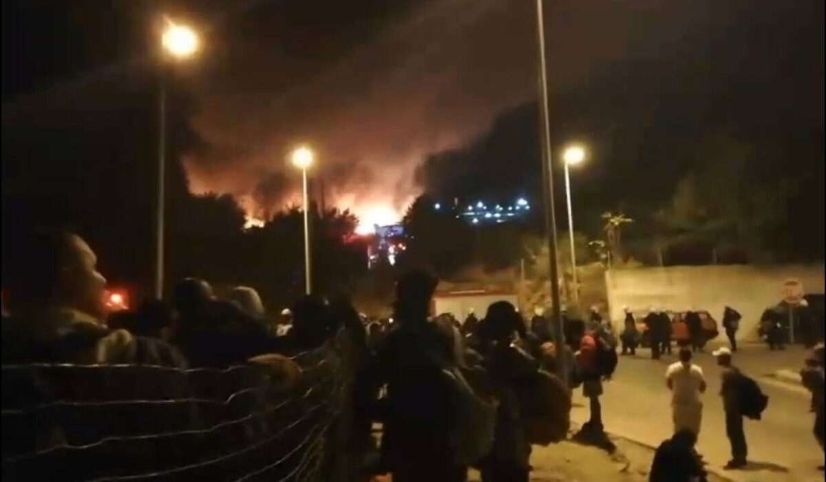 Σάμος: Φωτιά σε καταυλισμό προσφύγων – Νύχτα με συμπλοκές και ταραχές