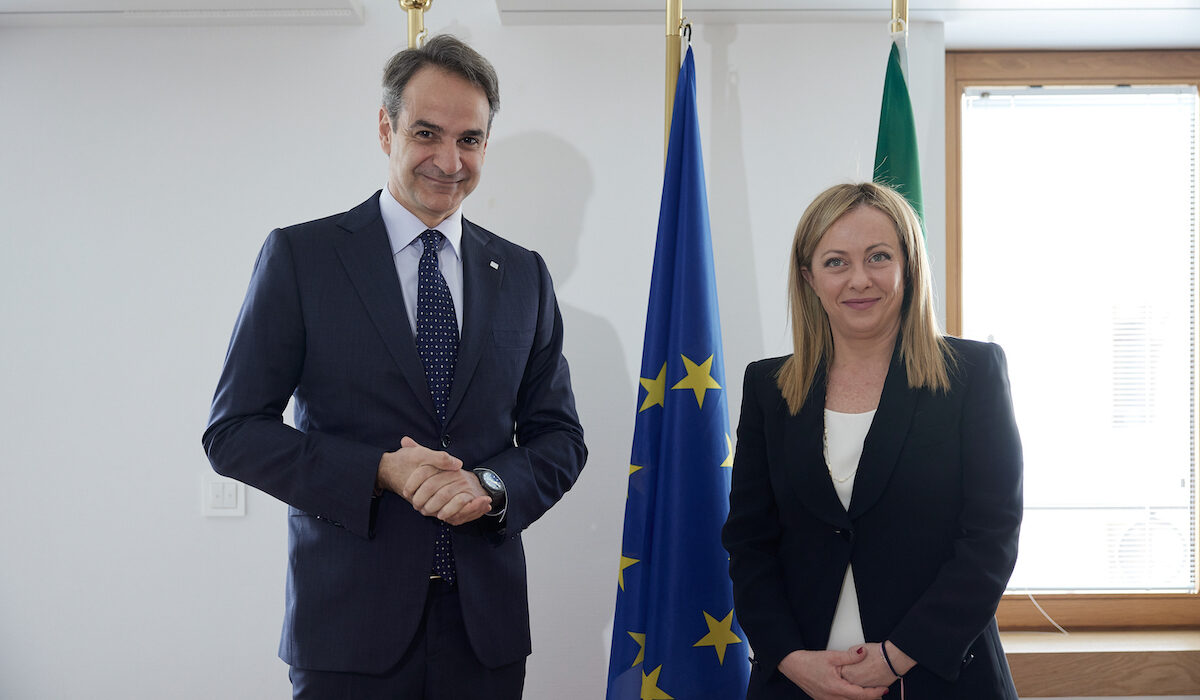 Repubblica: H Ευρώπη στρίβει προς τα δεξιά – Ο Μητσοτάκης, η Μελόνι και η μεταμόρφωση του Λαϊκού Κόμματος