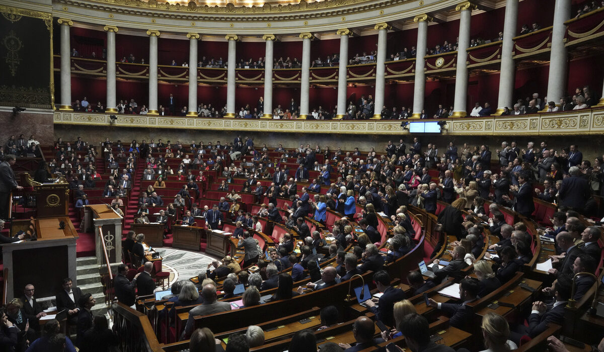 Έπεσε η κυβέρνηση Μπαρνιέ στη Γαλλία: Πέρασε με 331 ψήφους η πρόταση μομφής