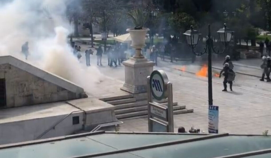 Ένταση στο Σύνταγμα μετά την πορεία για τα Τέμπη