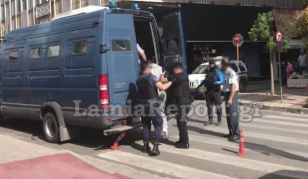 Απίστευτο κι όμως ελληνικό: «Έμεινε» στις ανηφόρες του Δομοκού η κλούβα που μετέφερε τον Αλκέτ Ριζάι