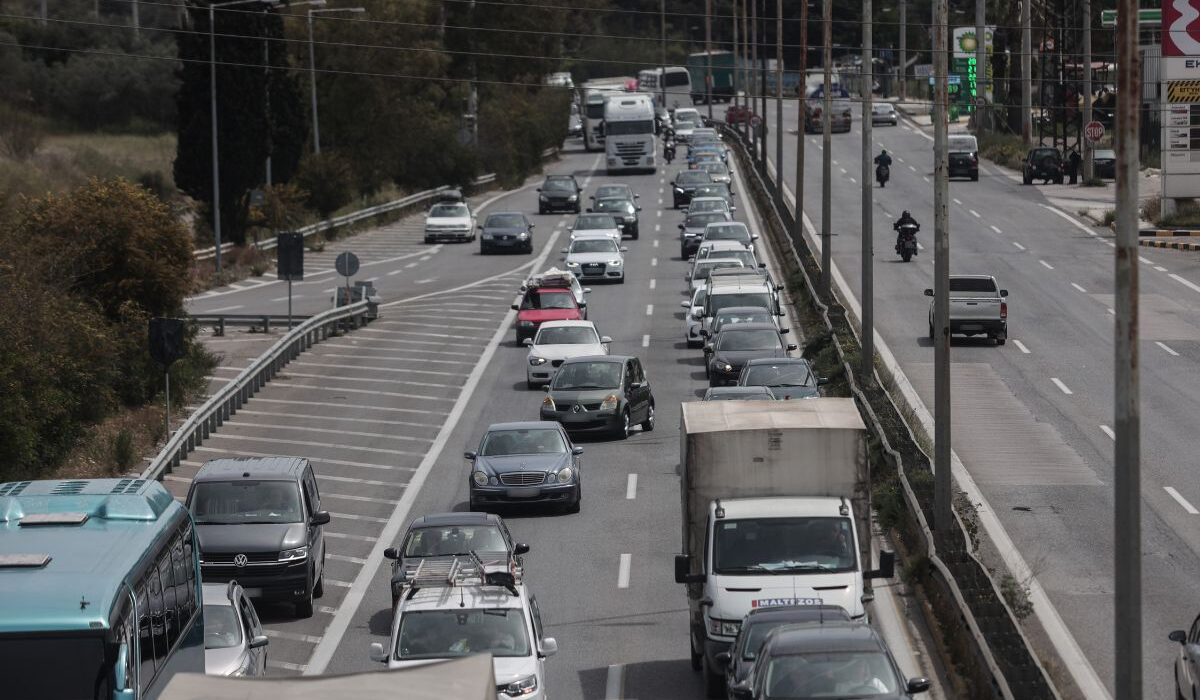 Κακοκαιρία Άριελ: Κυκλοφοριακό «κομφούζιο» στην Αθηνών-Κορίνθου από πτώση βράχου