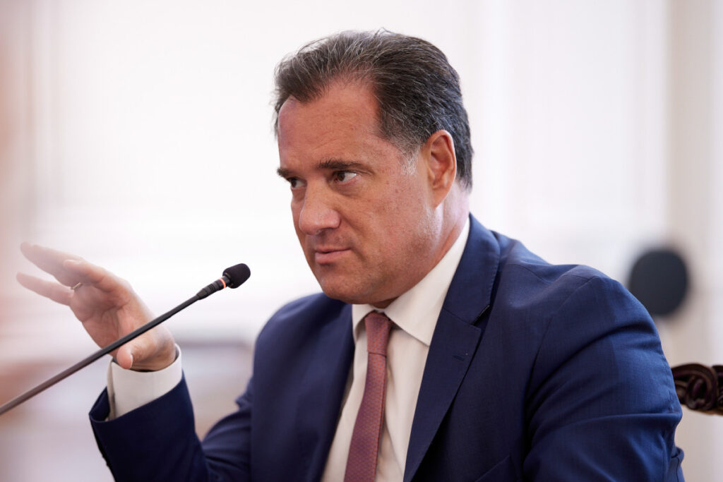 Ο Άδωνις άναψε τον «πόλεμο της λευκής μπλούζας»
