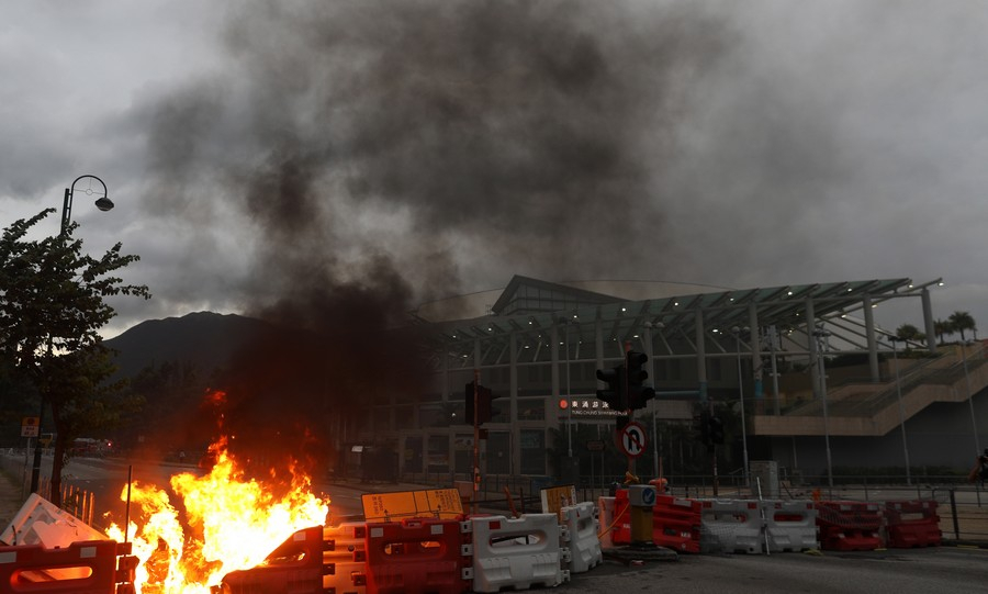 Διαδηλωτές έκλεισαν την πρόσβαση στο αεροδρόμιο του Χονγκ Κονγκ