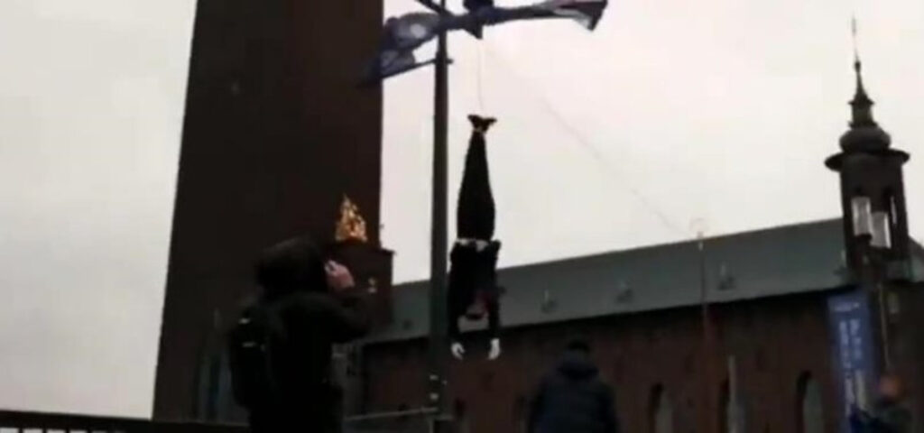 Κούρδοι στη Σουηδία «κρέμασαν» τον Ερντογάν – «Θα έχει την τύχη του Μουσολίνι» (βίντεο)