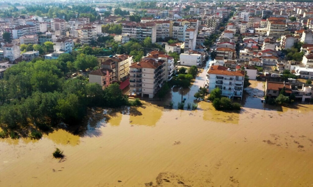 Λάρισα: Στα 12 μέτρα η στάθμη του Πηνειού – Συνεχίζονται οι απεγκλωβισμοί στη Θεσσαλία