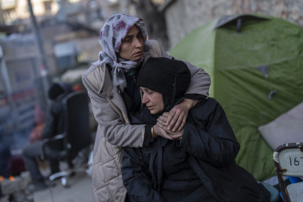 «Δεν φταίει η τύχη μας, αλλά οι άνθρωποι» – Οι μαρτυρίες των σεισμόπληκτων για Ερντογάν και κακοτεχνίες