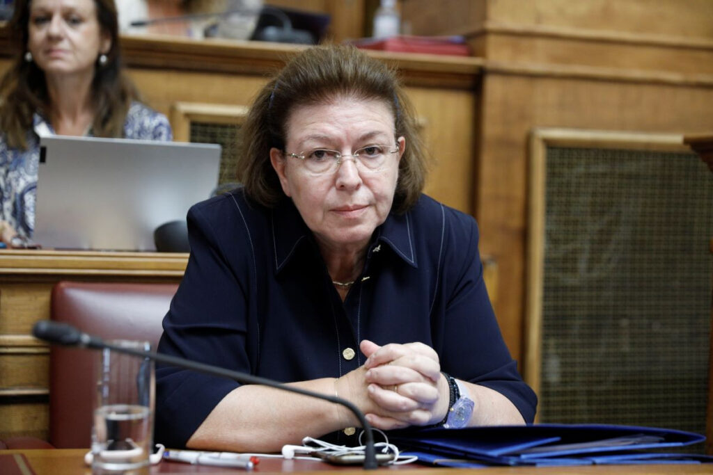Όλοι εναντίον της Μενδώνη για τις κυκλαδίτικες αρχαιότητες