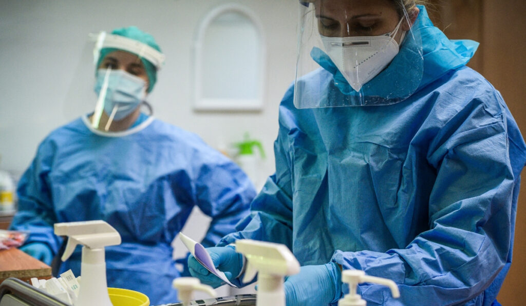 Κρούσματα σήμερα 27/8: 3.076 νέα, 337 διασωληνωμένοι – H ανακοίνωση του ΕΟΔΥ