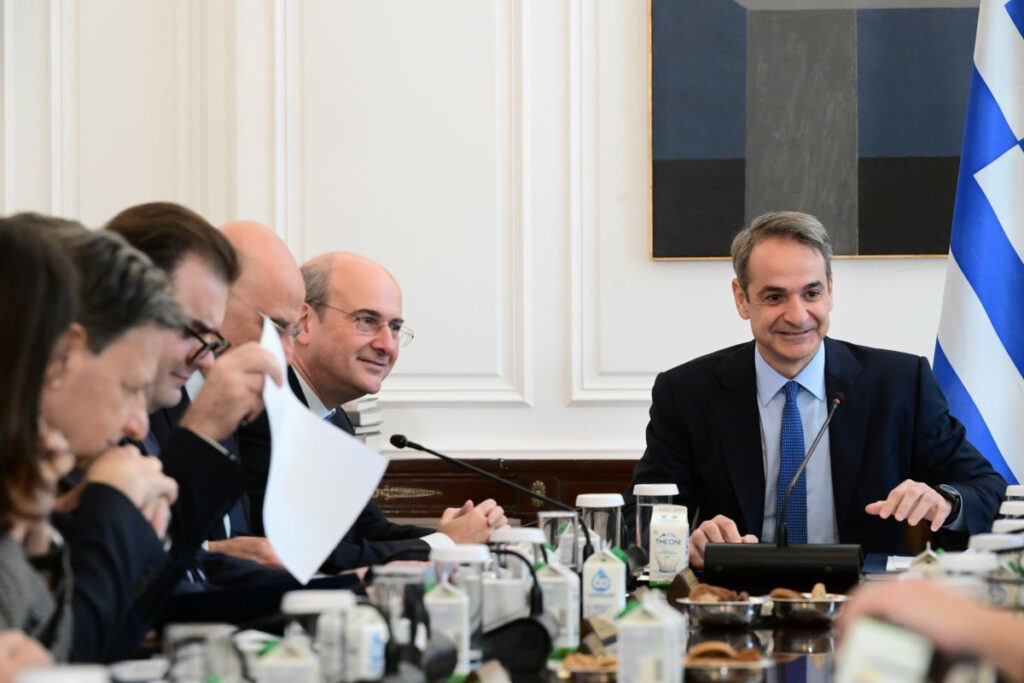Η κυβέρνηση με δύο όψεις: Και με τον λαό (έκτακτα βοηθήματα) και με τα ολιγοπώλια (παγίωση υπερκερδών)