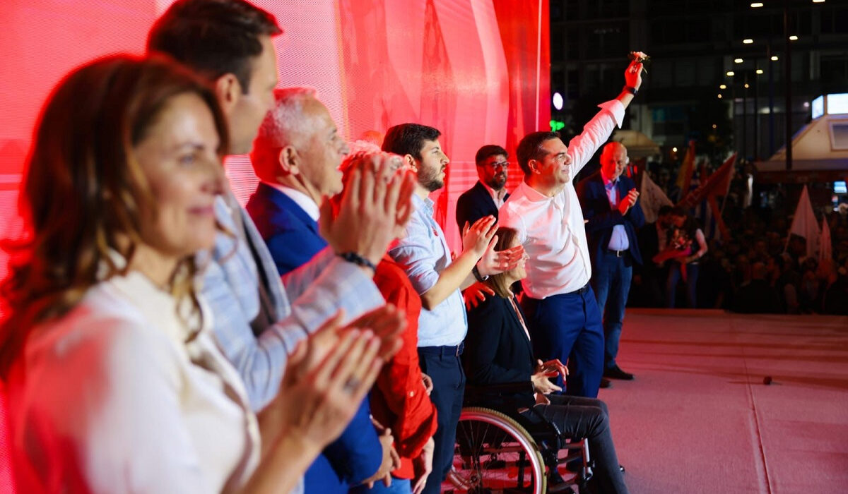 Στο Σύνταγμα στην ομιλία του Τσίπρα η Μπέτυ Μπαζιάνα