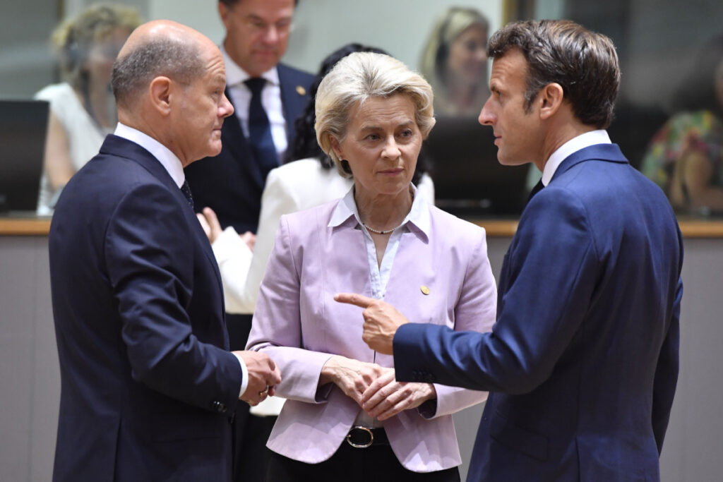 Το Politico βλέπει «μαύρα σύννεφα» στην ΕΕ: Ο παράγων Τραμπ, η κρίση σε Γαλλία – Γερμανία και το άρρωστο ευρώ