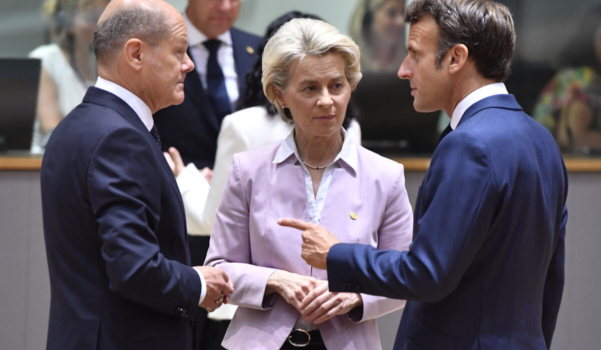 Το Politico βλέπει «μαύρα σύννεφα» στην ΕΕ: Ο παράγων Τραμπ, η κρίση σε Γαλλία – Γερμανία και το άρρωστο ευρώ