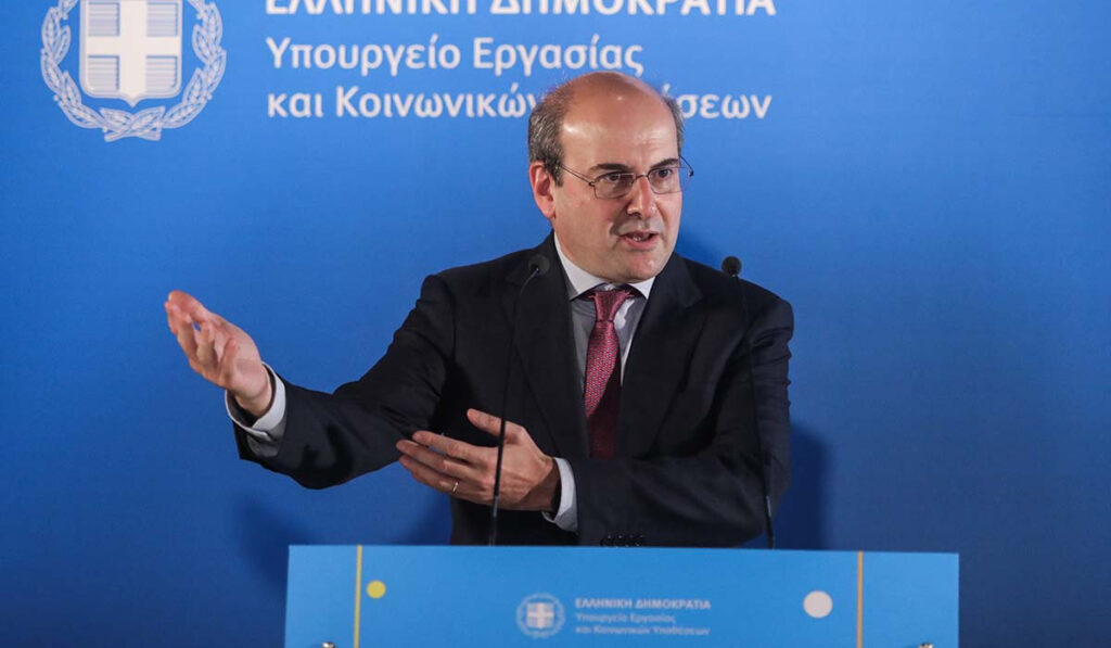 Χατζηδάκης: «Τέλος» οι εκκρεμείς συντάξεις το καλοκαίρι – Αύξηση σε συντάξεις και κατώτατο μισθό