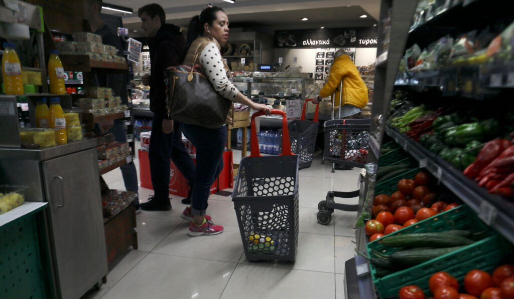 Δημοσκόπηση ALCO για τη ΓΣΕΕ: Το 71% των εργαζομένων κόβει βασικά είδη διατροφής