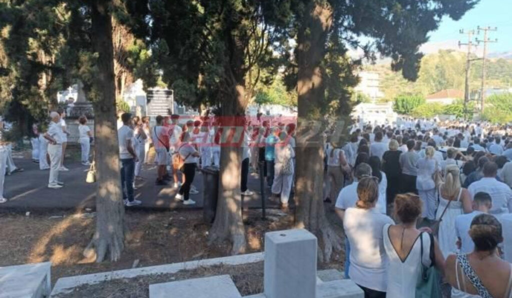 Πάτρα: Όλοι στα λευκά στην κηδεία της 14χρονης Χριστίνας – Το συγκινητικό «αντίο» του σχολείου της