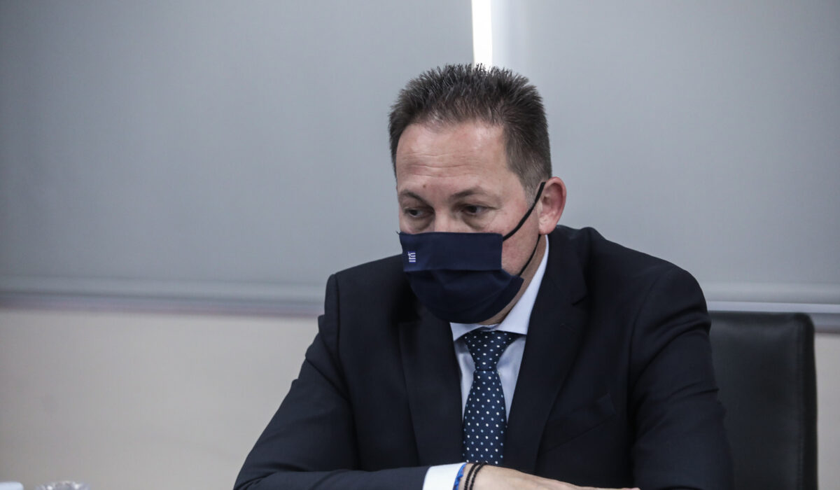 Στέλιος Πέτσας για Mad Clip: «Σκοτεινό σαν το σκοτάδι» τούτο το ξημέρωμα