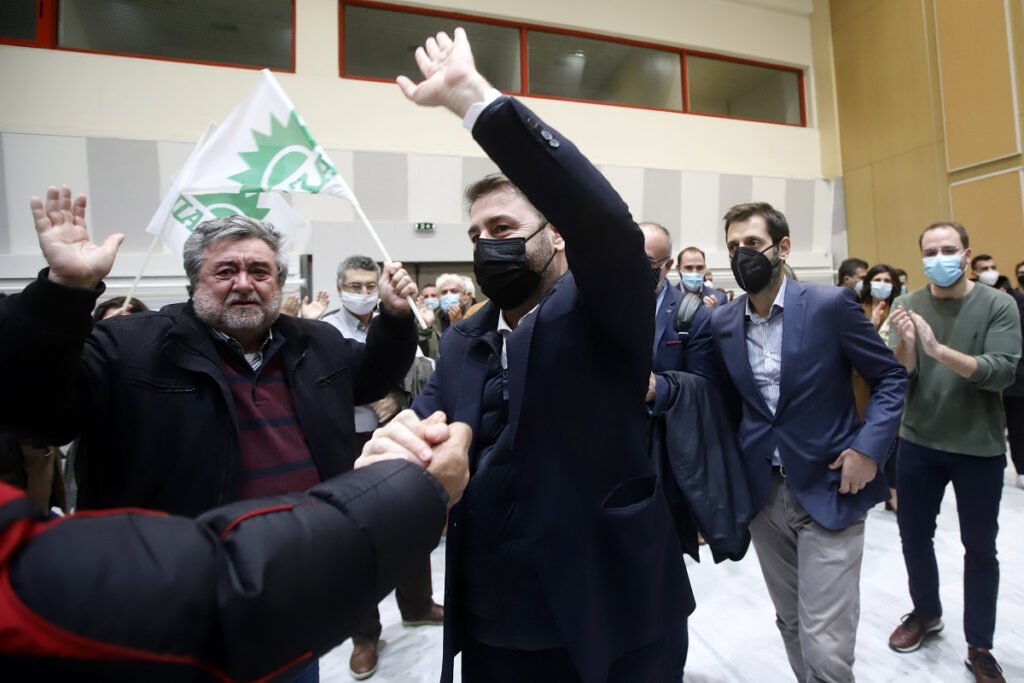 Στο 25% προηγείται ο Ανδρουλάκης, δεύτερος ο Παπανδρέου – Δεν έχει καταμετρηθεί το Λεκανοπέδιο