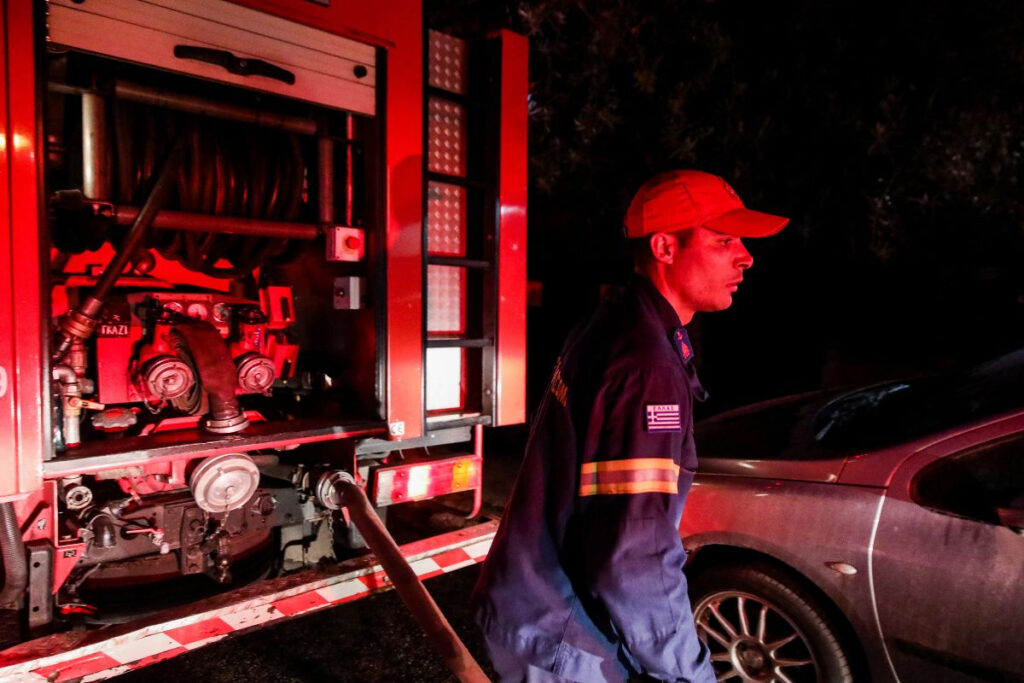 Συναγερμός στα Πατήσια για φωτιά σε διαμέρισμα