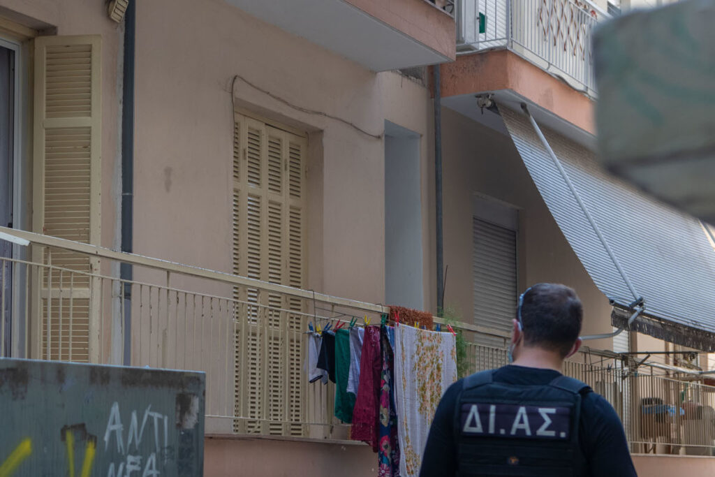 Σοκαριστικό επεισόδιο στη Θεσσαλονίκη: Τέσσερις άνδρες πέταξαν από μπαλκόνι 52χρονο