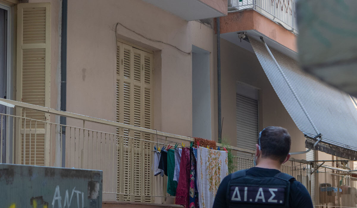 Σοκαριστικό επεισόδιο στη Θεσσαλονίκη: Τέσσερις άνδρες πέταξαν από μπαλκόνι 52χρονο