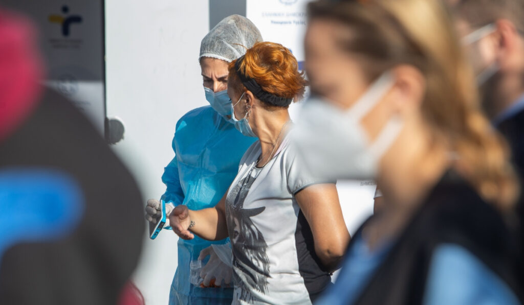 Κρούσματα σήμερα 7/9: 2.807 νέα, 388 διασωληνωμένοι – H ανακοίνωση του ΕΟΔΥ