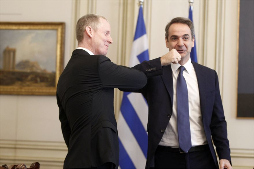Κορονοϊός: Η συμβολική «χειραψία» του Κυριάκου Μητσοτάκη