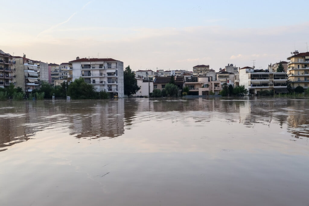 Συναγερμός στη Λάρισα: 112 στον Άγιο Θωμά – «Απομακρυνθείτε» – «Φούσκωσε» ο Πηνειός
