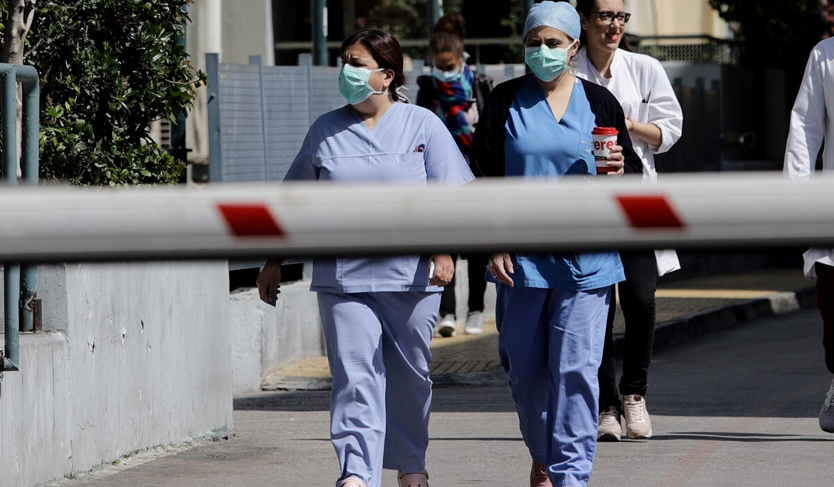 Υποχρεωτική μάσκα σε 5 νοσοκομεία της Αττικής – Κίνδυνος από κορονοϊό και γρίπη