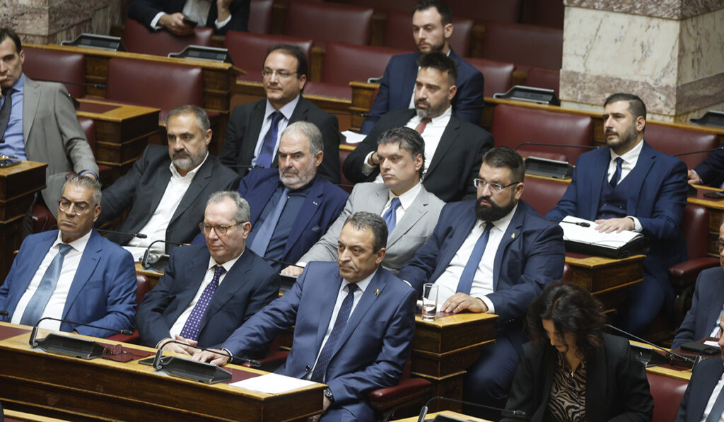 Παράδοξο: Η «συμμορία» μέσα, ο αρχηγός έξω