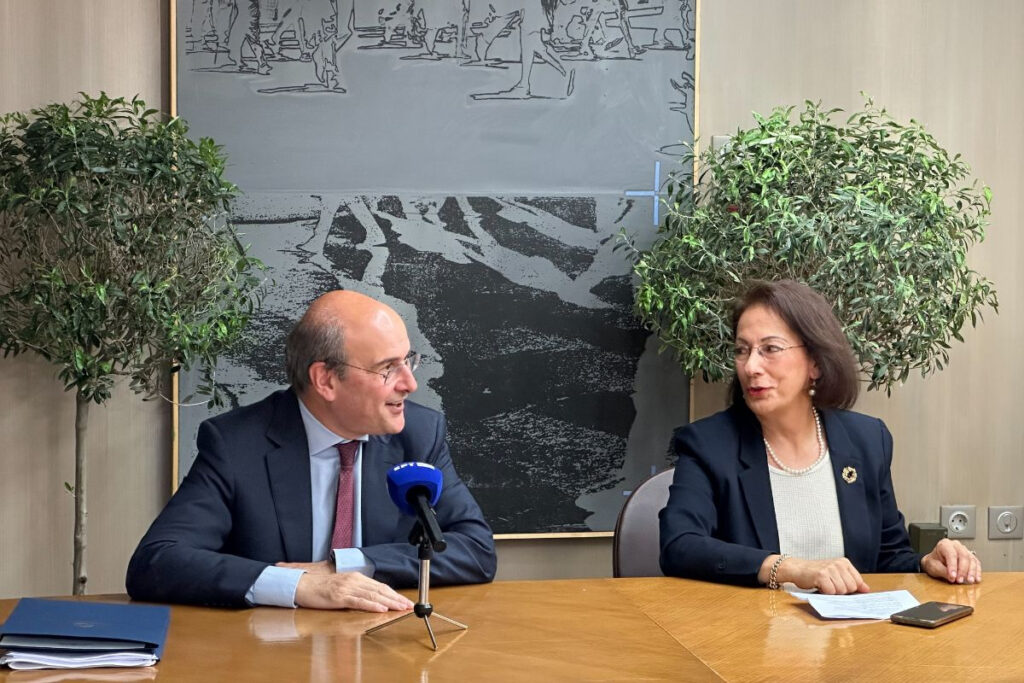 Η υπηρεσιακή υπουργός Εργασίας σε διατεταγμένη υπηρεσία – προκαταλαμβάνει τη δικαιοσύνη με τα golden boys στον ΕΦΚΑ