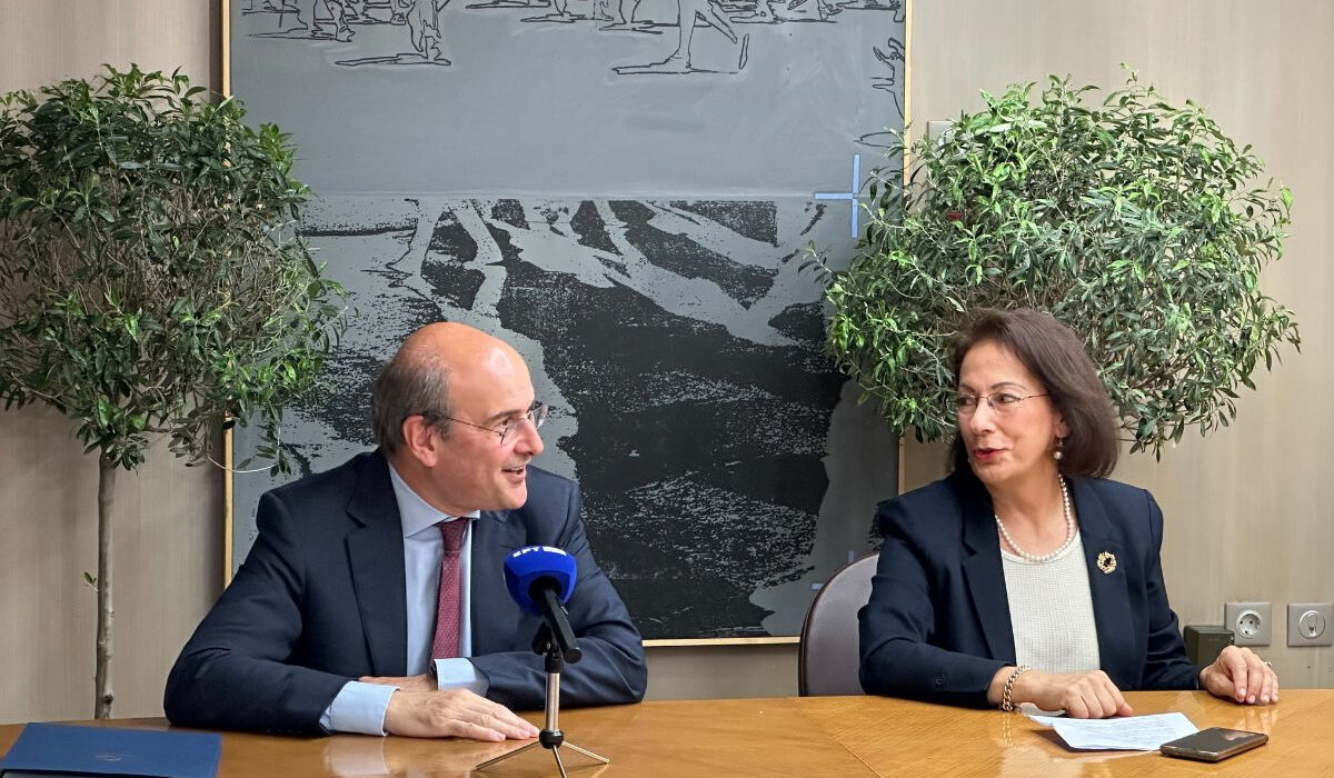 Η υπηρεσιακή υπουργός Εργασίας σε διατεταγμένη υπηρεσία – προκαταλαμβάνει τη δικαιοσύνη με τα golden boys στον ΕΦΚΑ