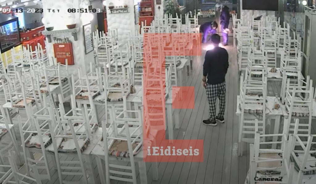 Η συμμορία των εκβιαστών εν δράσει: Έβαζαν φωτιά σε καταστήματα – Η στιγμή που κινούνται προς Λ. Αλεξάνδρας