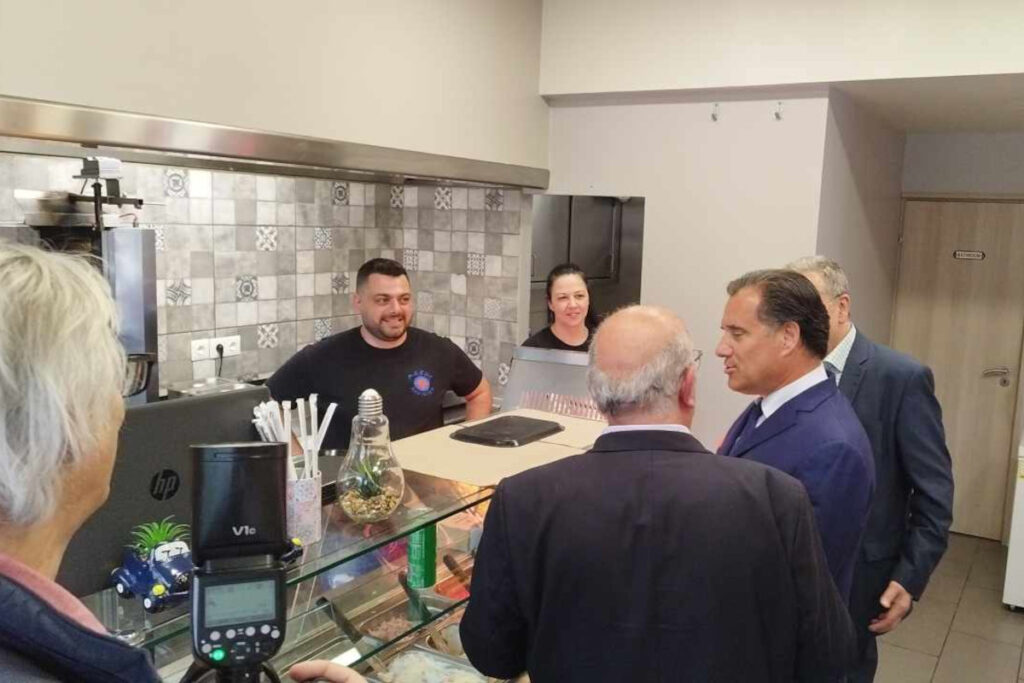 Βρήκε «τοίχο»: Ο Άδ. Γεωργιάδης πήγε να φάει στην Πτολεμαΐδα τον περίφημο μοσχαρίσιο γύρο, αλλά… (Βίντεο)