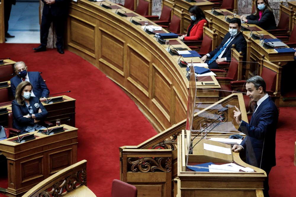 Οι νέοι έκαναν πάρτι και οι ζωηροί ηλικιωμένοι ξεφάντωσαν στα γηροκομεία