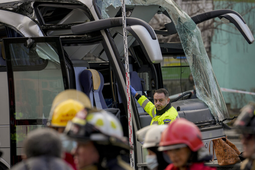 Ρουμανία: Ένας νεκρός, 24 στο νοσοκομείο – Συγκλονίζουν οι εικόνες, όσα είπε ο οδηγός