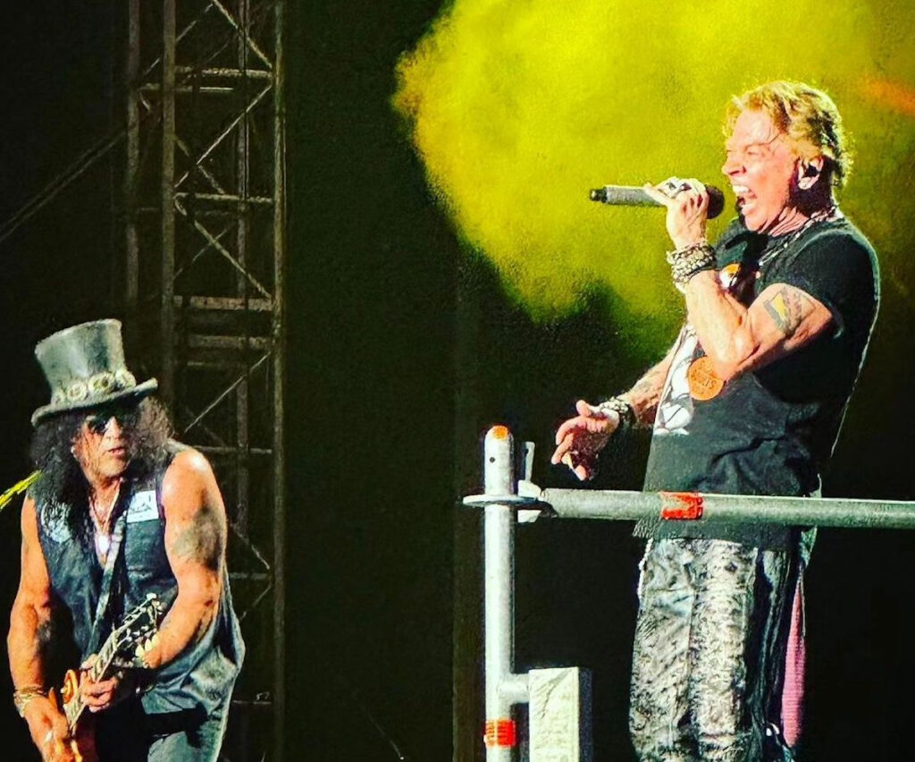 Guns N Roses: Μοναδική η συναυλία τους στο ΟΑΚΑ – Το happy birthday στον Slash