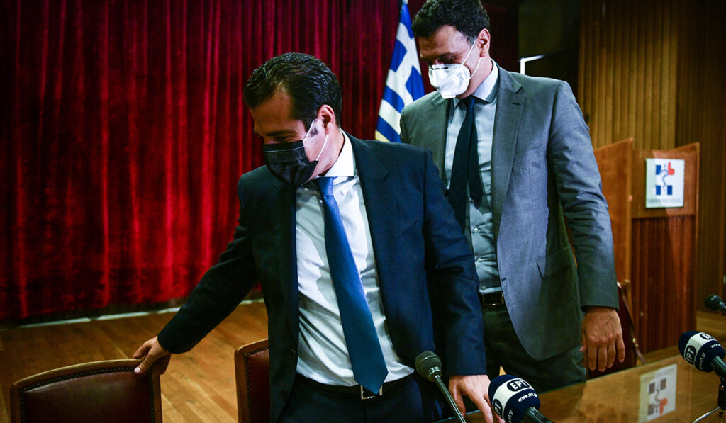 Από τα χαράματα στο νέο γραφείο του ο Πλεύρης