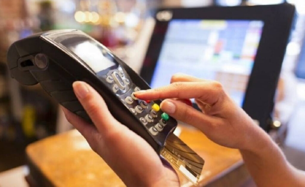 Έρχονται ποινές για καθυστέρηση διασύνδεσης ταμειακών με POS – Κατατέθηκε το νομοσχέδιο στη Βουλή